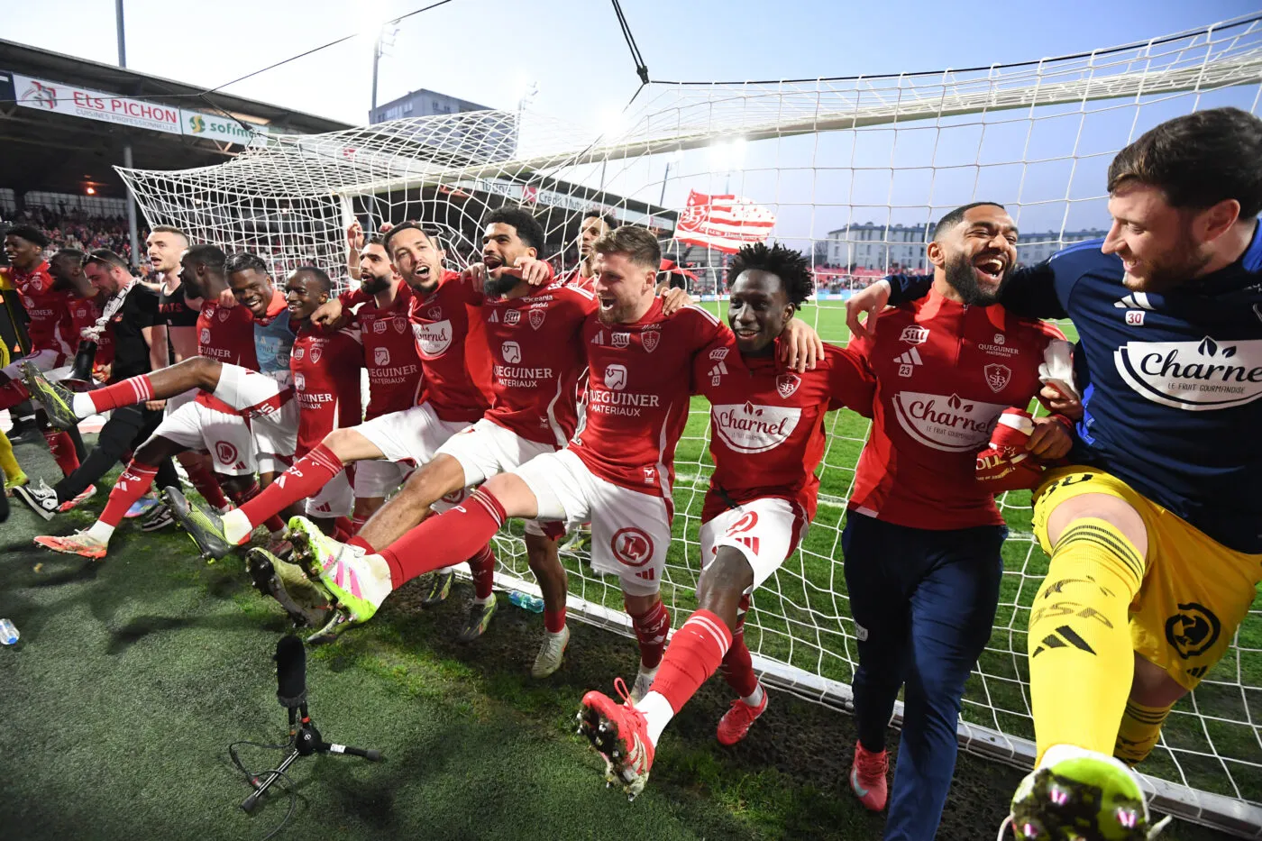 Brest dit au revoir à trois joueurs et en prolonge un 
