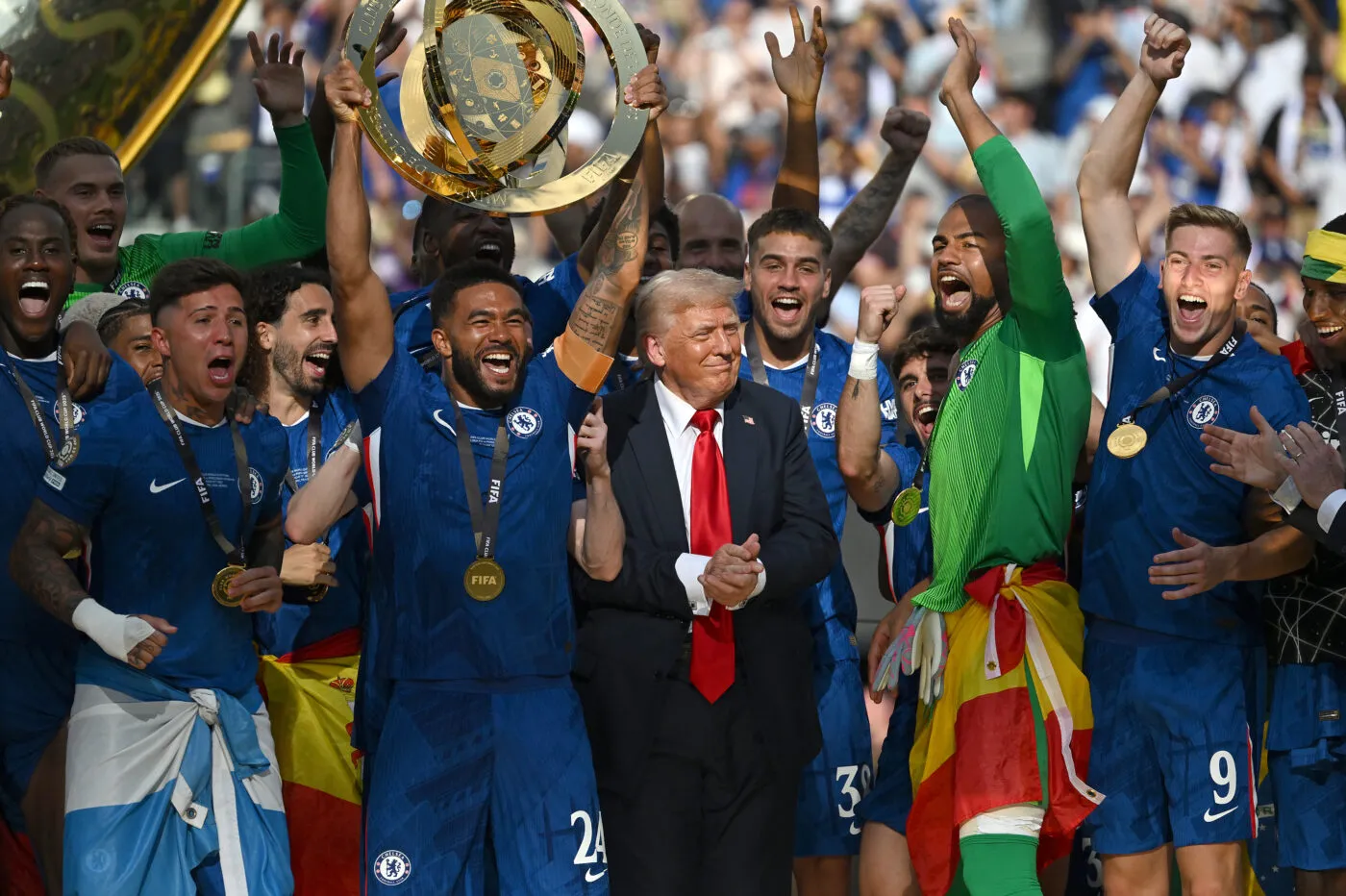 Quand Donald Trump s’incruste sur le podium avec les joueurs de Chelsea