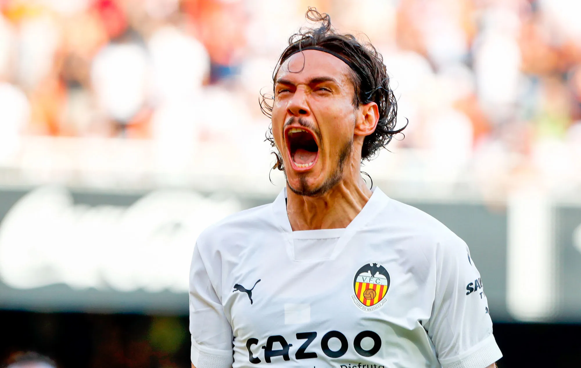 Partido de LaLiga Santander disputado entre Valencia y Elche. En la imagen, Cavani celebra el tanto del empate.