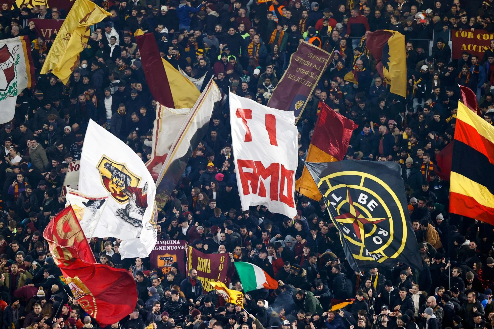 Rom, Italien, 15.01.2023: . Fans vom AS Roma waehrend des Spiels der Serie A zwischen AS Rom vs AC Florenz im Olimpico di Roma am 15. Januar 2023 in Rom, Italien. (Foto von Matteo Ciambelli/DeFodi Images) Rome, Italy, 15.01.2023: . Supporters of AS Roma during the Serie A match between AS Roma vs ACF Fiorentina at Olimpico di Roma on Januar 15, 2023 in Rome, Italy. (Photo by Matteo Ciambelli/DeFodi Images) - Photo by Icon sport