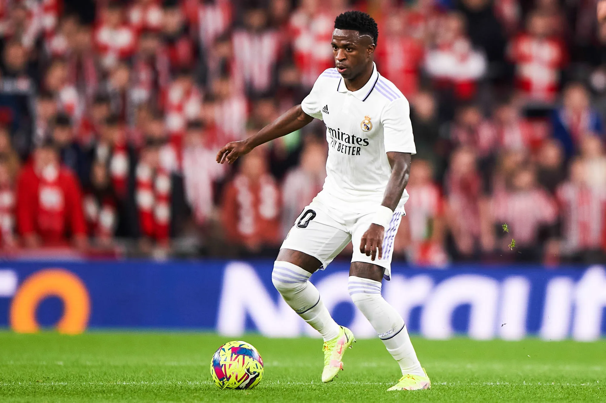 Une poupée à l’effigie de Vinicius pendue à un pont par les supporters de l’Atlético