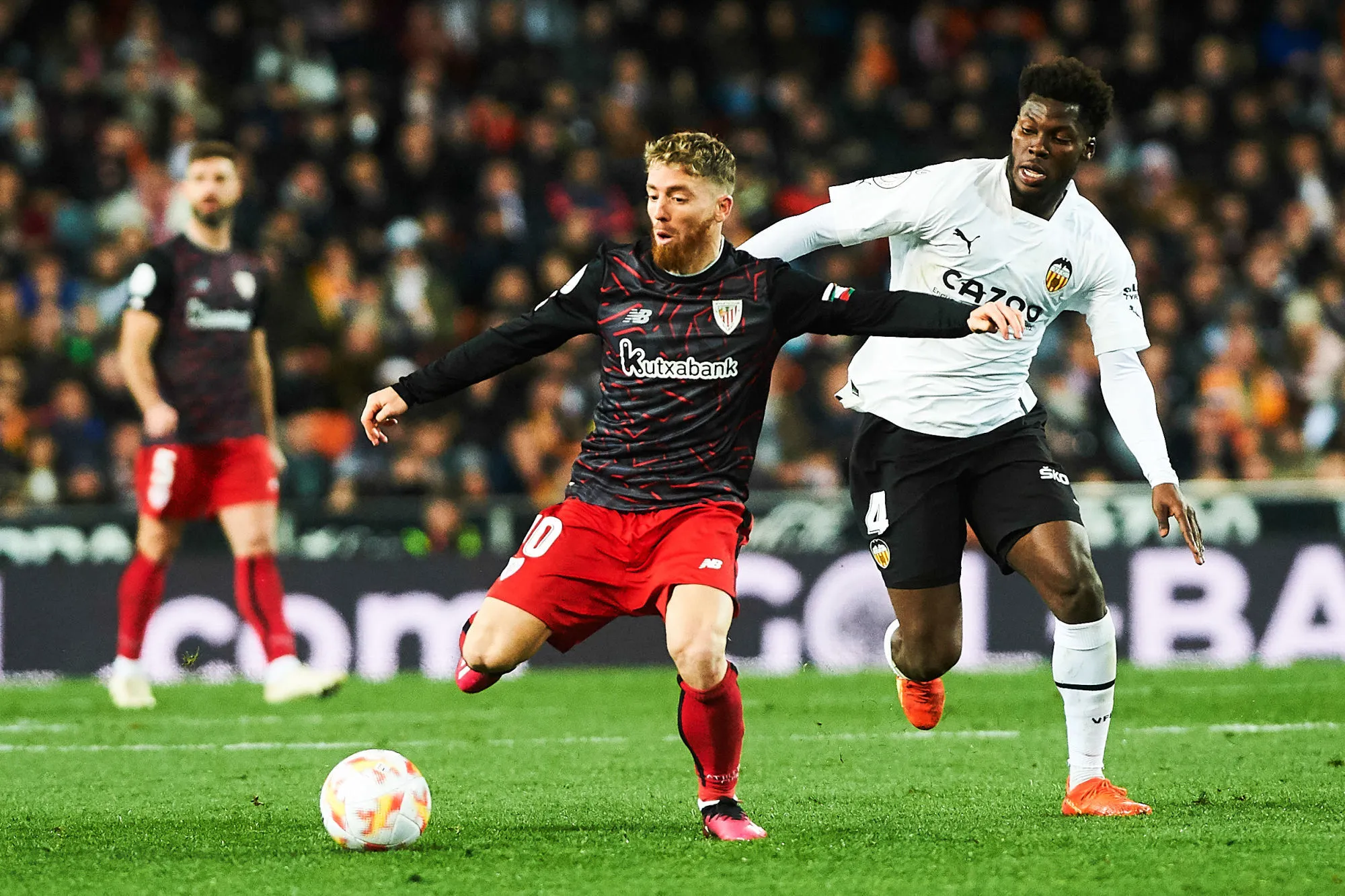 Valencia, Spanien, 01.01.2014: Iker Muniain (Athletic Bilbao) and Yunus Musah (FC Valencia) im Zweikampf waehrend des Spiels der Copa del Rey - Round of 8 zwischen FC Valencia v Athletic Club im Estadio de Mestallaam 01. Januar 2014 in Valencia, Spanien. (Foto von Maria Jose Segovia/DeFodi Images) Valencia, Spain, 01.01.2014: Iker Muniain (Athletic Bilbao) and Yunus Musah (FC Valencia) battle for the ball during the Copa del Rey - Round of 8 match between FC Valencia v Athletic Club at the Estadio de Mestalla on Januar 1, 2014 in Valencia, Spain. (Photo by Maria Jose Segovia/DeFodi Images) - Photo by Icon sport