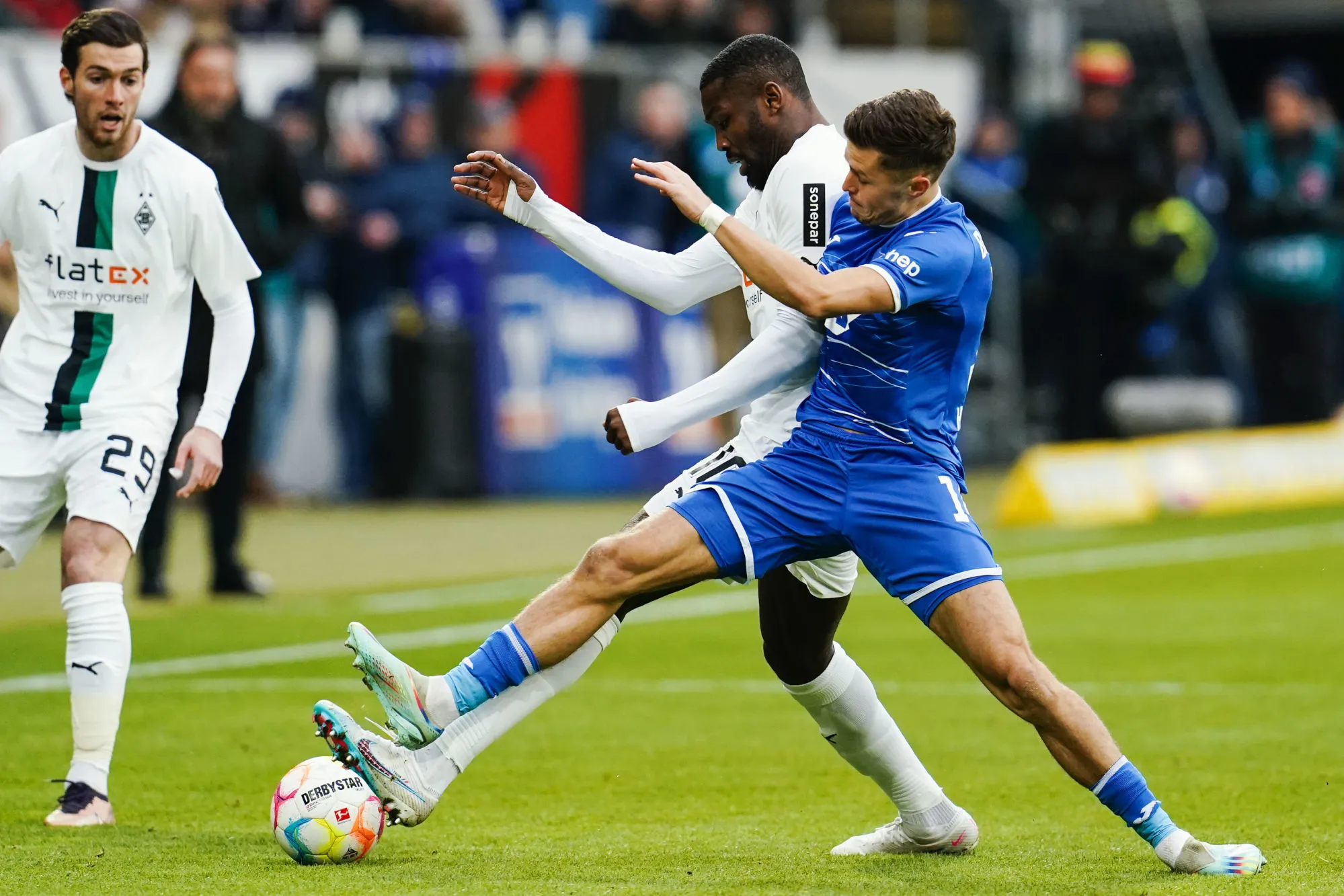28 January 2023, Baden-Württemberg, Sinsheim: Soccer: Bundesliga, TSG 1899 Hoffenheim - Borussia Mönchengladbach, Matchday 18, PreZero Arena. Gladbach's Marcus Thuram (l) and Hoffenheim's Christoph Baumgartner fight for the ball. Photo: Uwe Anspach/dpa - IMPORTANT NOTE: In accordance with the requirements of the DFL Deutsche Fußball Liga and the DFB Deutscher Fußball-Bund, it is prohibited to use or have used photographs taken in the stadium and/or of the match in the form of sequence pictures and/or video-like photo series. - Photo by Icon sport