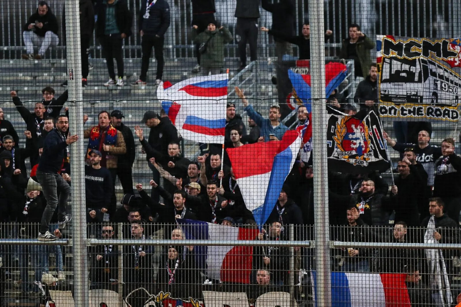 À Ajaccio, les supporters lyonnais quittent le stade avant la fin pour avoir le ferry