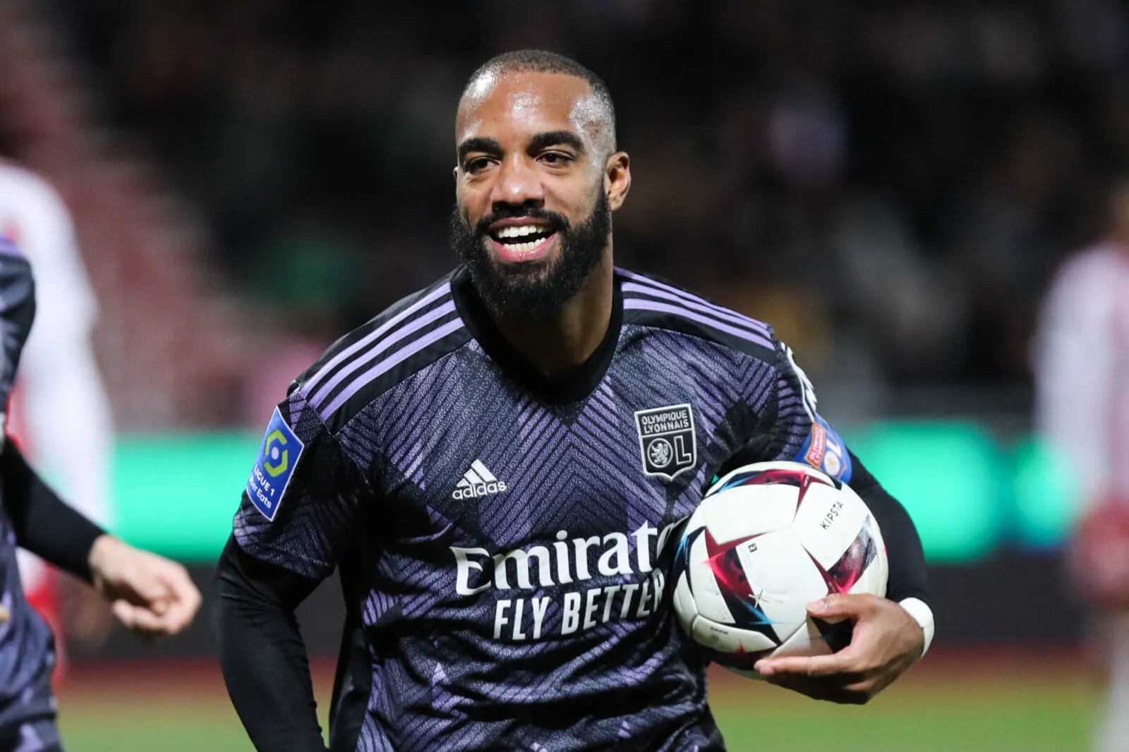 En pleine interview, Lacazette se prend des projectiles du public ajaccien