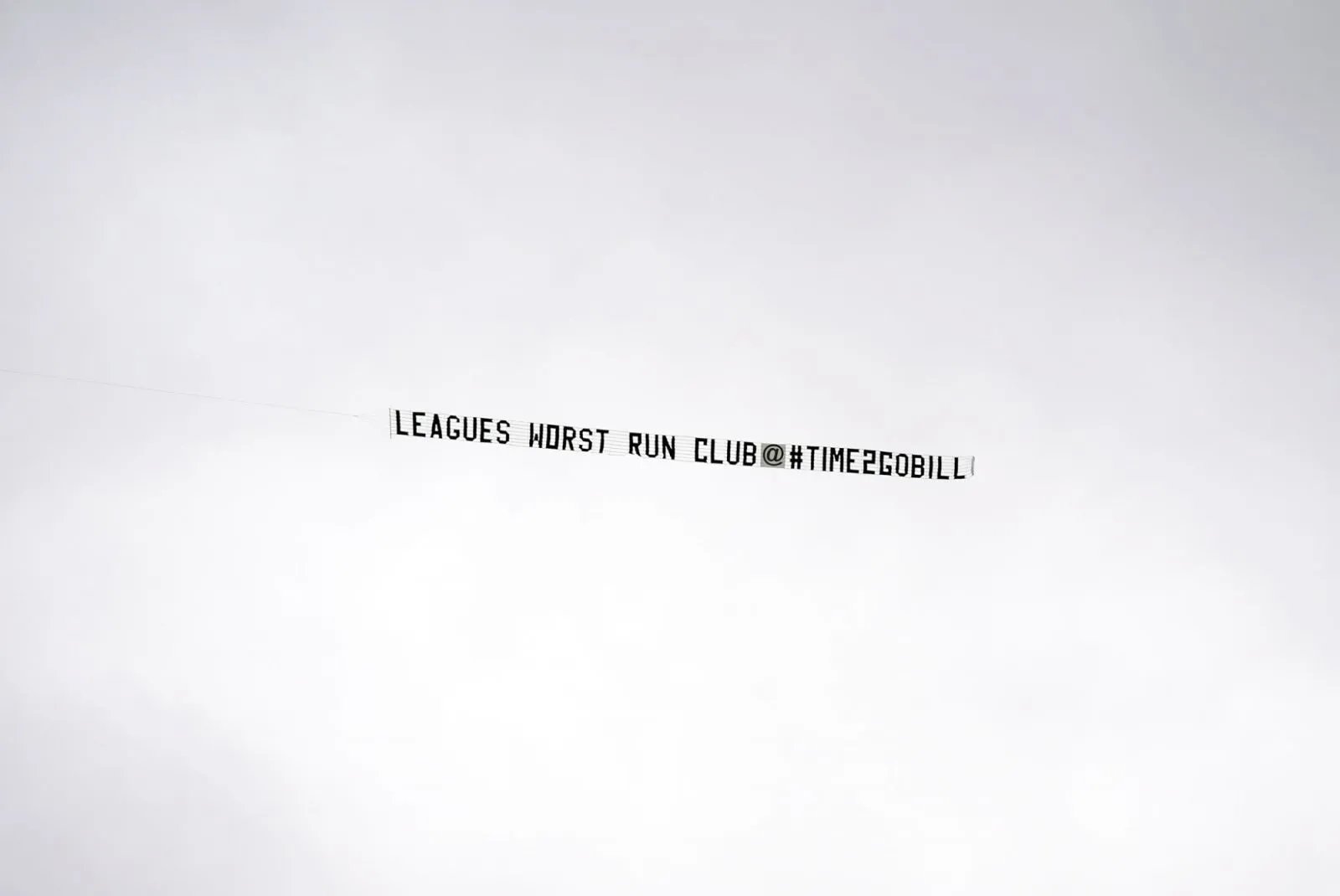 Quand un avion survole Goodison Park pour réclamer le départ du président