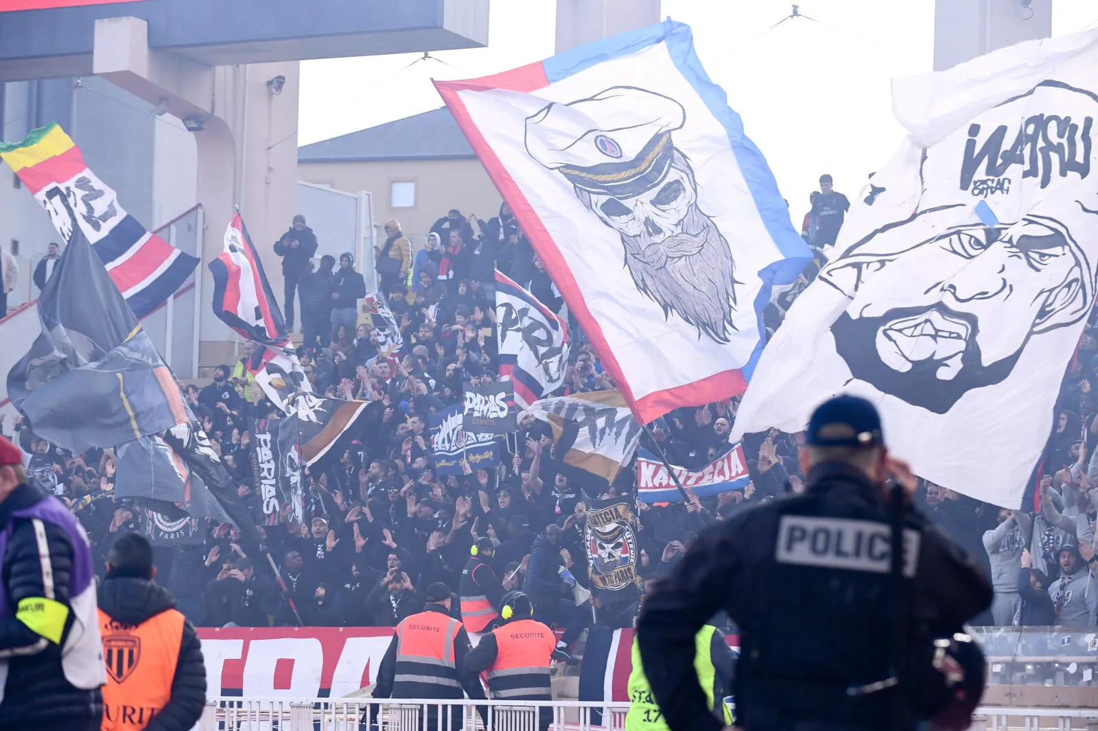 Sifflets, banderoles et chants : la colère des supporters parisiens à Louis-II