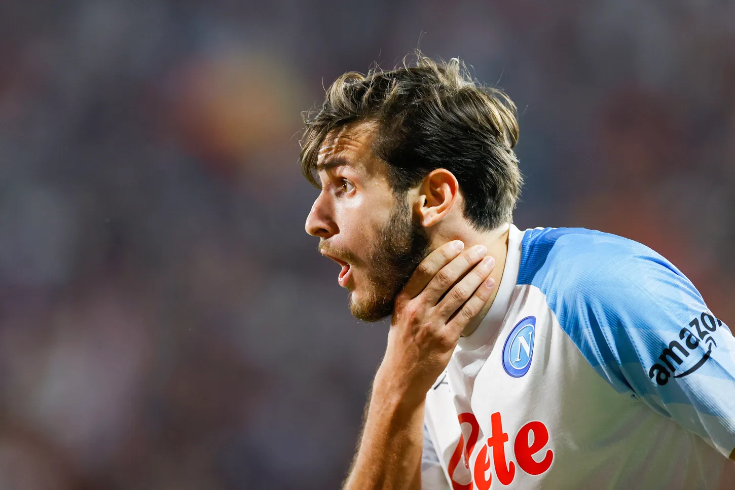 Cremona, Italien, 09.10.2022: Khvicha Kvaratskhelia (SSC Napoli) gestikuliert waehrend des Spiels der Serie A zwischen US Cremonese vs SSC Neapel im Giovanni Zini am 09. October 2022 in Cremona, Italien. (Foto von Matteo Ciambelli/DeFodi Images) Cremona, Italy, 09.10.2022: Khvicha Kvaratskhelia (SSC Napoli) gestures during the Serie A match between US Cremonese vs SSC Napoli at Giovanni Zini on October 9, 2022 in Cremona, Italy. (Photo by Matteo Ciambelli/DeFodi Images) - Photo by Icon sport