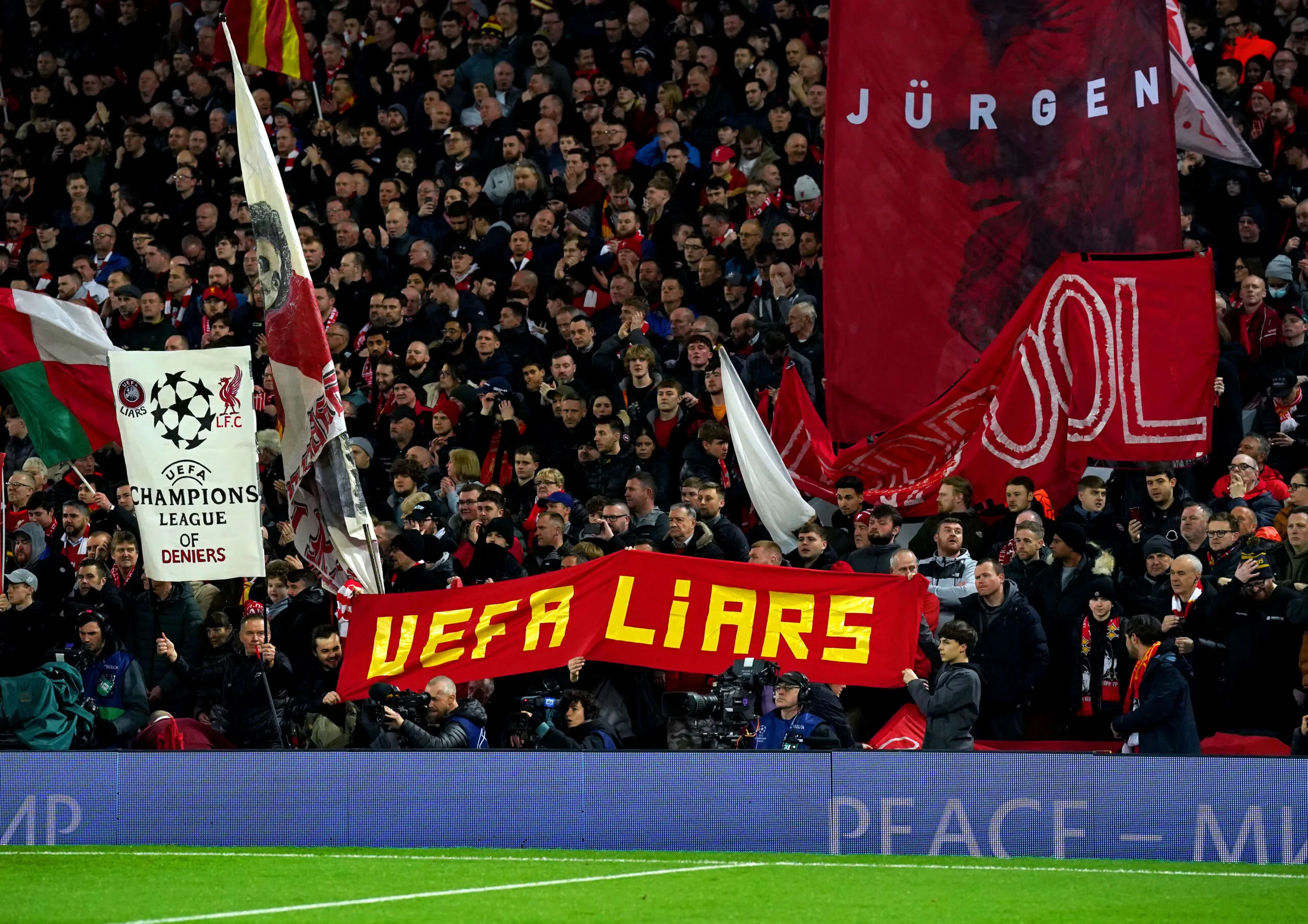 Des banderoles visant Darmanin, Oudéa-Castéra et l'UEFA à Anfield