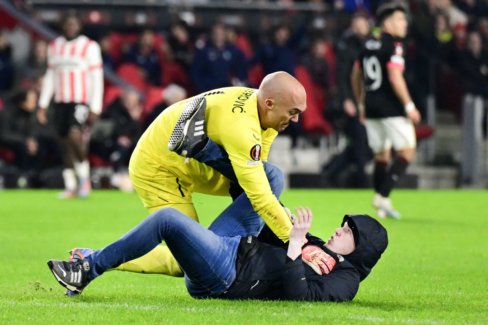 Le gardien du Séville FC agressé par un supporter en plein match 