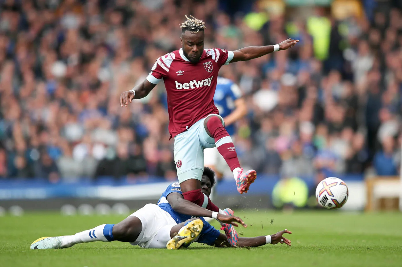 Everton's Amadou Onana (left) and West Ham United's Maxwel Cornet battle for the ball during the Premier League match at Goodison Park, Liverpool. Picture date: Sunday September 18, 2022. - Photo by Icon sport