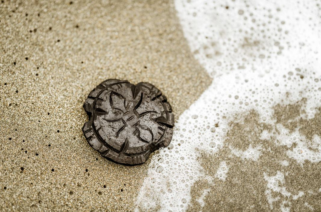 symboliquement-le-pouvoir-du-feu-sacre-est-contenu-dans-un-talisman-en-pierre-de-lave-photo-tf1-alp-a-issock-1675256222