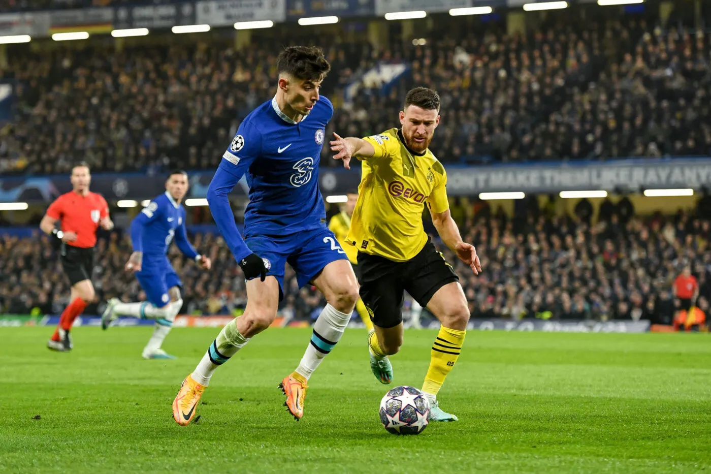 London, Grossbritannien, 07.03.2023: Kai Havertz (Chelsea FC) und Salih Oezcan (Borussia Dortmund) im Zweikampf waehrend des Rueckspiels im Achtelfinale der UEFA Champions League zwischen FC Chelsea vs BV Borussia Dortmund im Stamford Bridge am 07. March 2023 in London, Grossbritannien. (Foto von Vincent Mignott/DeFodi Images) London, United Kingdom, 07.03.2023: Kai Havertz (Chelsea FC) und Salih Oezcan (Borussia Dortmund) battle for the ball during the UEFA Champions League - Round-of-16 second leg match between FC Chelsea vs BV Borussia Dortmund at Stamford Bridge on March 7, 2023 in London, United Kingdom. (Photo by Vincent Mignott/DeFodi Images) - Photo by Icon sport