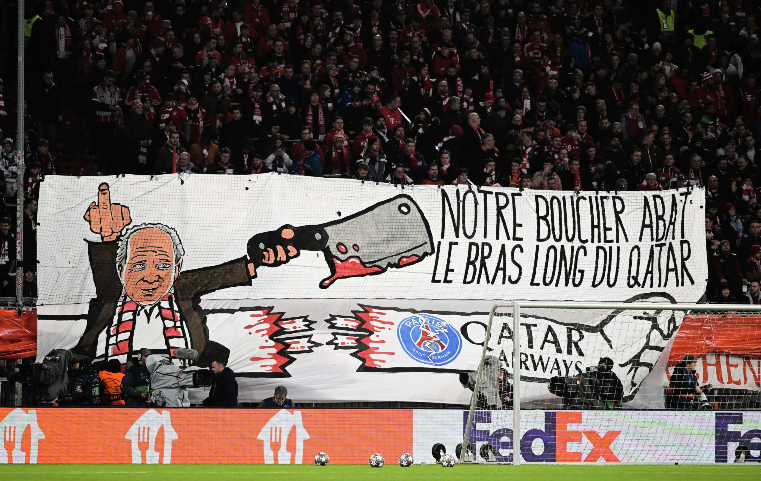 La banderole anti-Qatar des supporters du Bayern avant le match contre le PSG