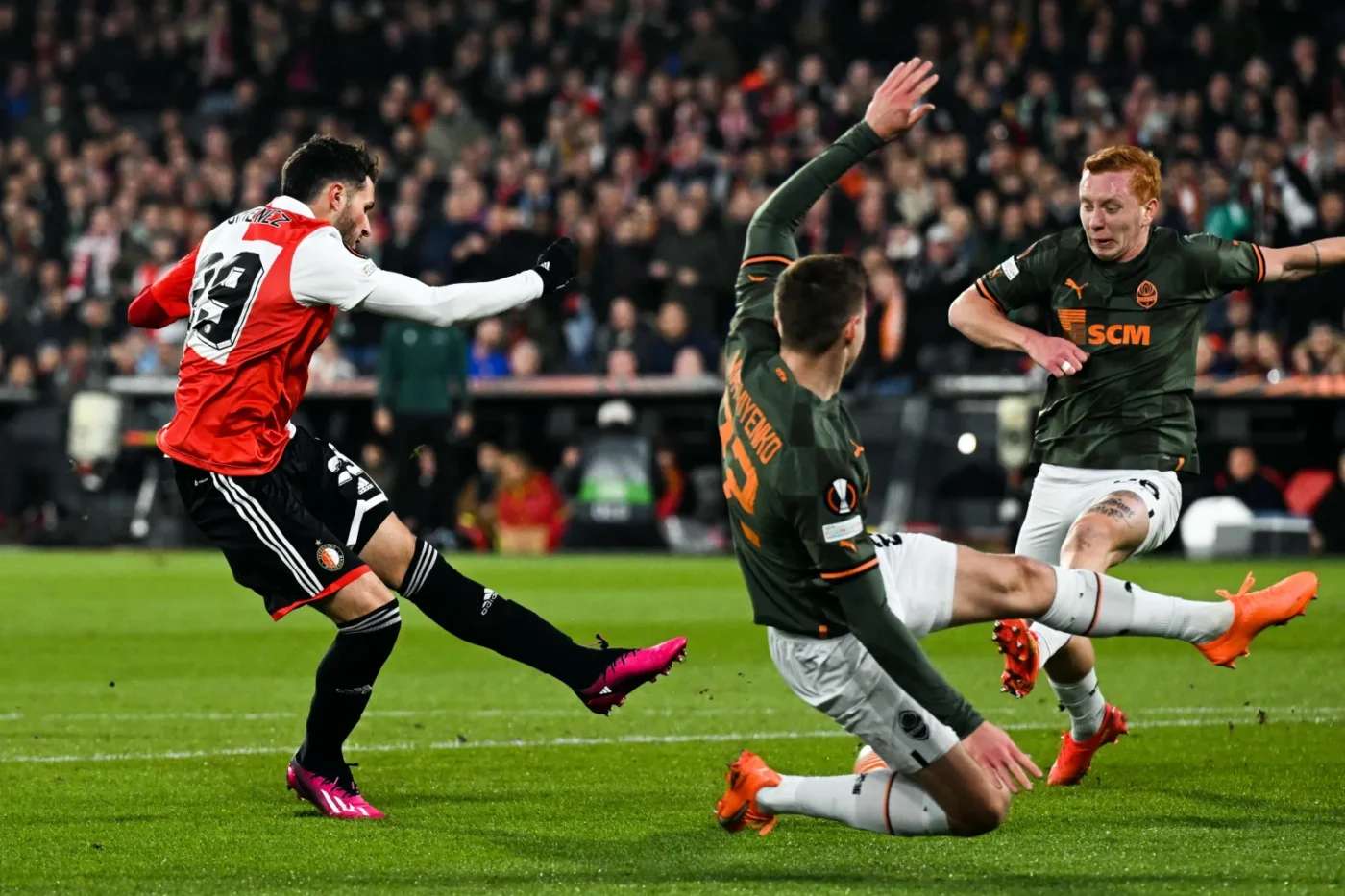 Feyenoord gifle le Shakhtar, Séville arrache sa qualif