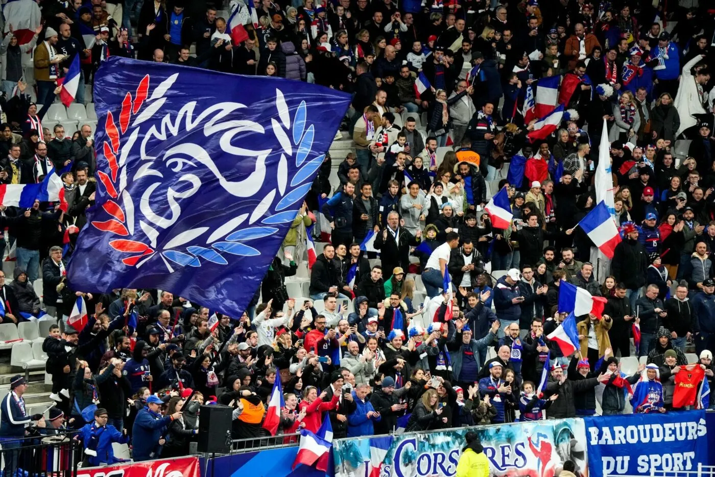 Le public du Stade de France réclame la démission de Macron