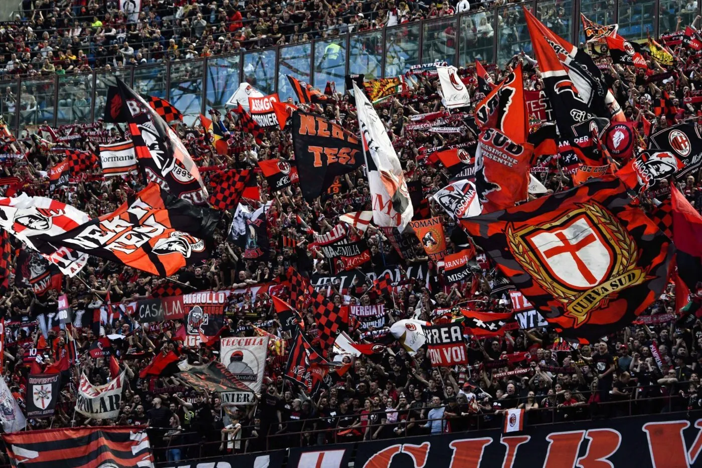 Mais pourquoi les supporters du Milan chantent Sarà perché ti amo ?