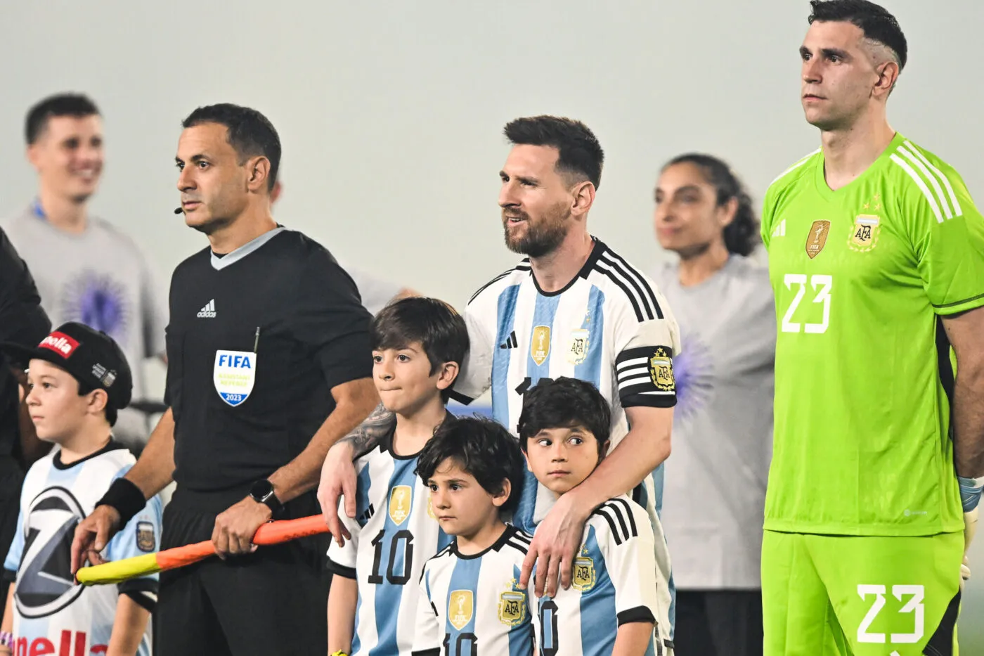 Le président argentin raconte avoir embrassé la jambe de Martinez