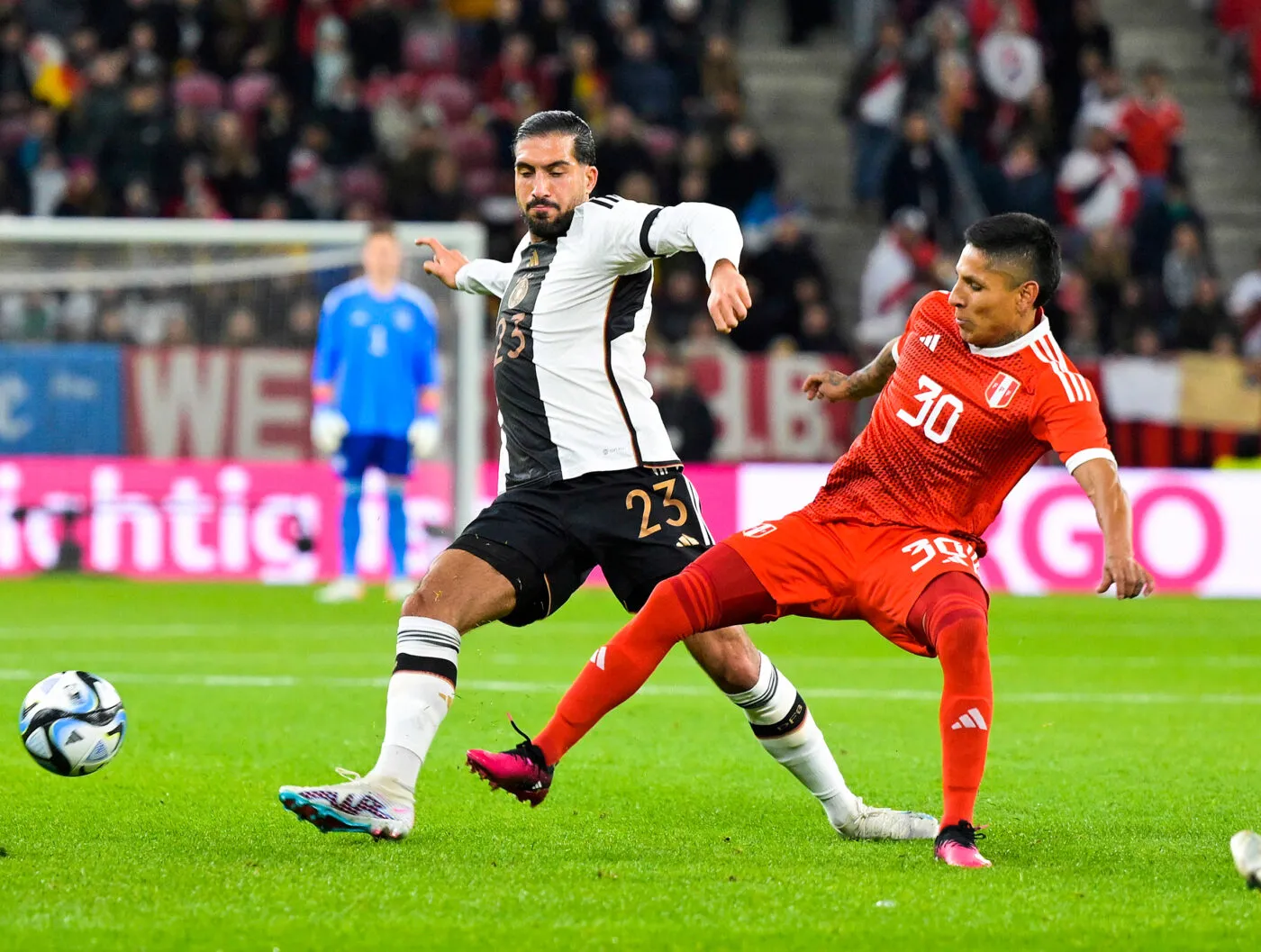 25.03.2023, Fussball Herren Nationalmannschaft 2023, Freundschaftsspiel, Deutschland - Peru, in der MEWA-Arena Mainz, v.l. Emre Can (Deutschland) gegen Raul Ruidiaz (Peru) - Photo by Icon sport