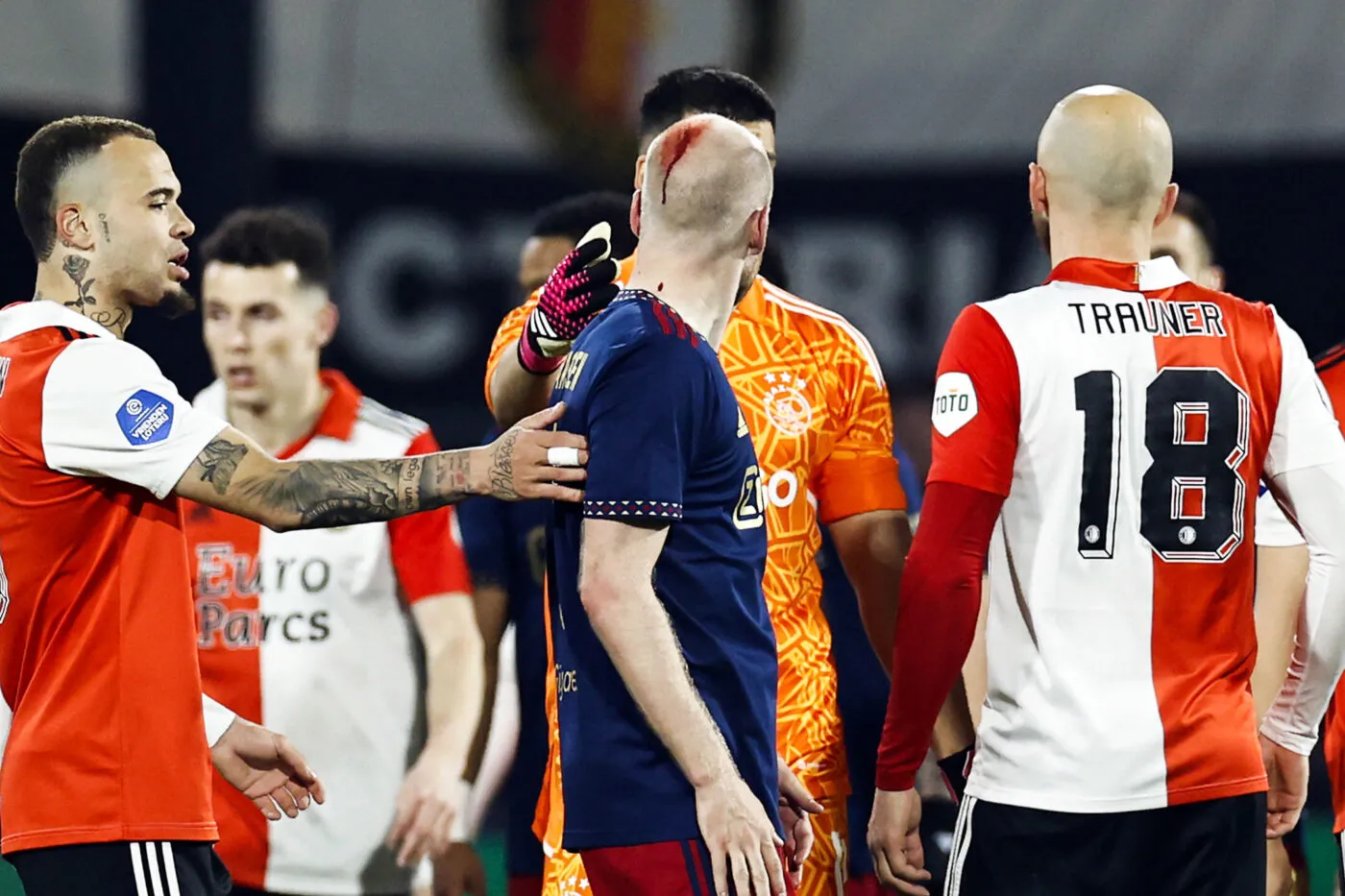 Images folles en tribunes lors de Feyenoord-Ajax