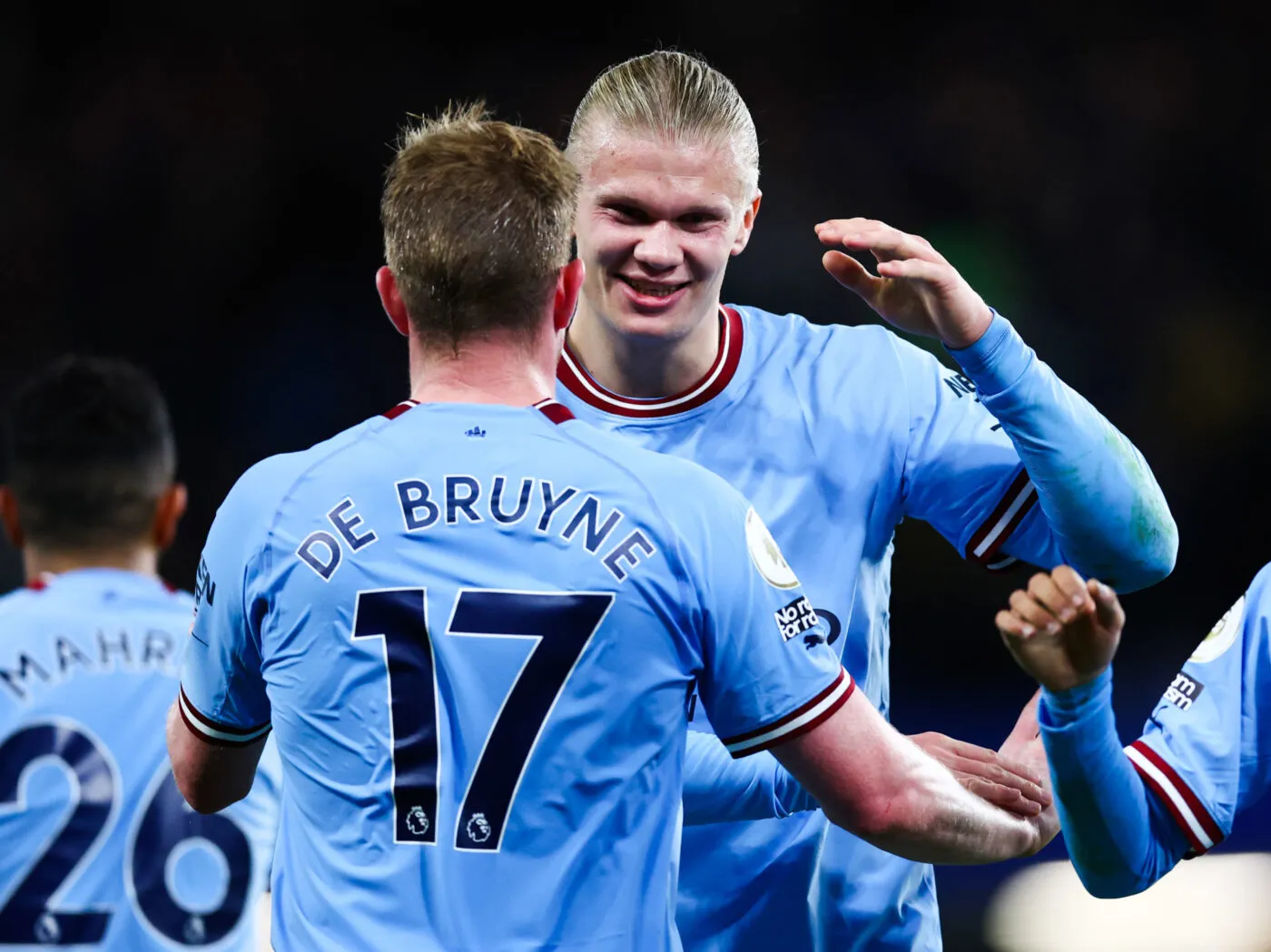 London, England, 5th January 2023. Kevin De Bruyne of Manchester City celebrates the win with Erling Haaland of Manchester Cityduring the Premier League match at Stamford Bridge, London. Picture credit should read: David Klein / Sportimage - Photo by Icon sport