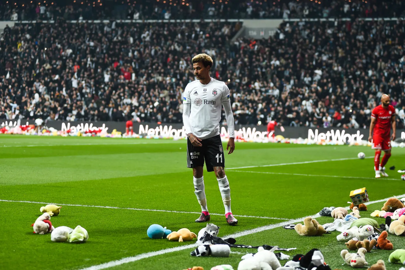 Dele Alli aperçu en train d'inhaler du gaz hilarant