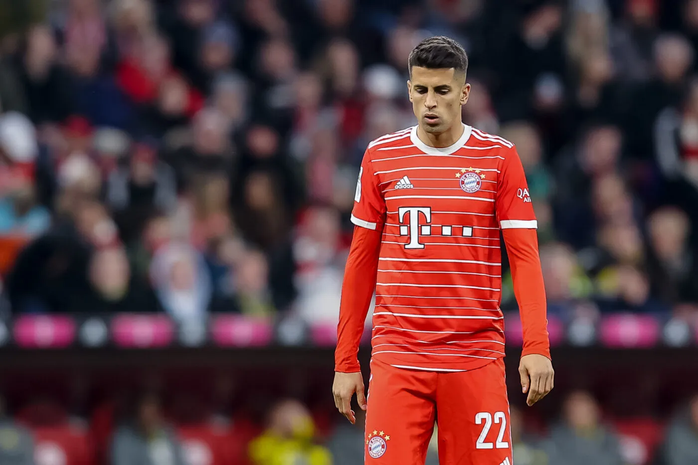 Muenchen, Deutschland, 01.04.2023: Joao Cancelo (FC Bayern Muenchen) schaut waehrend des Spiels der 1. Bundesliga zwischen FC Bayern Muenchen und BV Borussia Dortmund in der Allianz Arena am 1. April 2023 in Muenchen. (Foto von Roland Krivec/DeFodi Images) DFB / DFL REGULATIONS PROHIBIT ANY USE OF PHOTOGRAPHS AS IMAGE SEQUENCES AND/OR QUASI-VIDEO. Munich, Germany, 01.04.2023: Joao Cancelo (FC Bayern Muenchen) looks on during the 1. Bundesliga match between FC Bayern Muenchen and BV Borussia Dortmund at Allianz Arena on April 1. 2023 in Munich. (Photo by Roland Krivec/DeFodi Images) - Photo by Icon sport