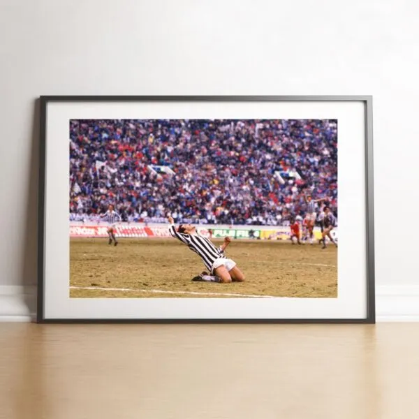 Michel Platini célèbre son tir au but vainqueur, Intercontinentale 1985