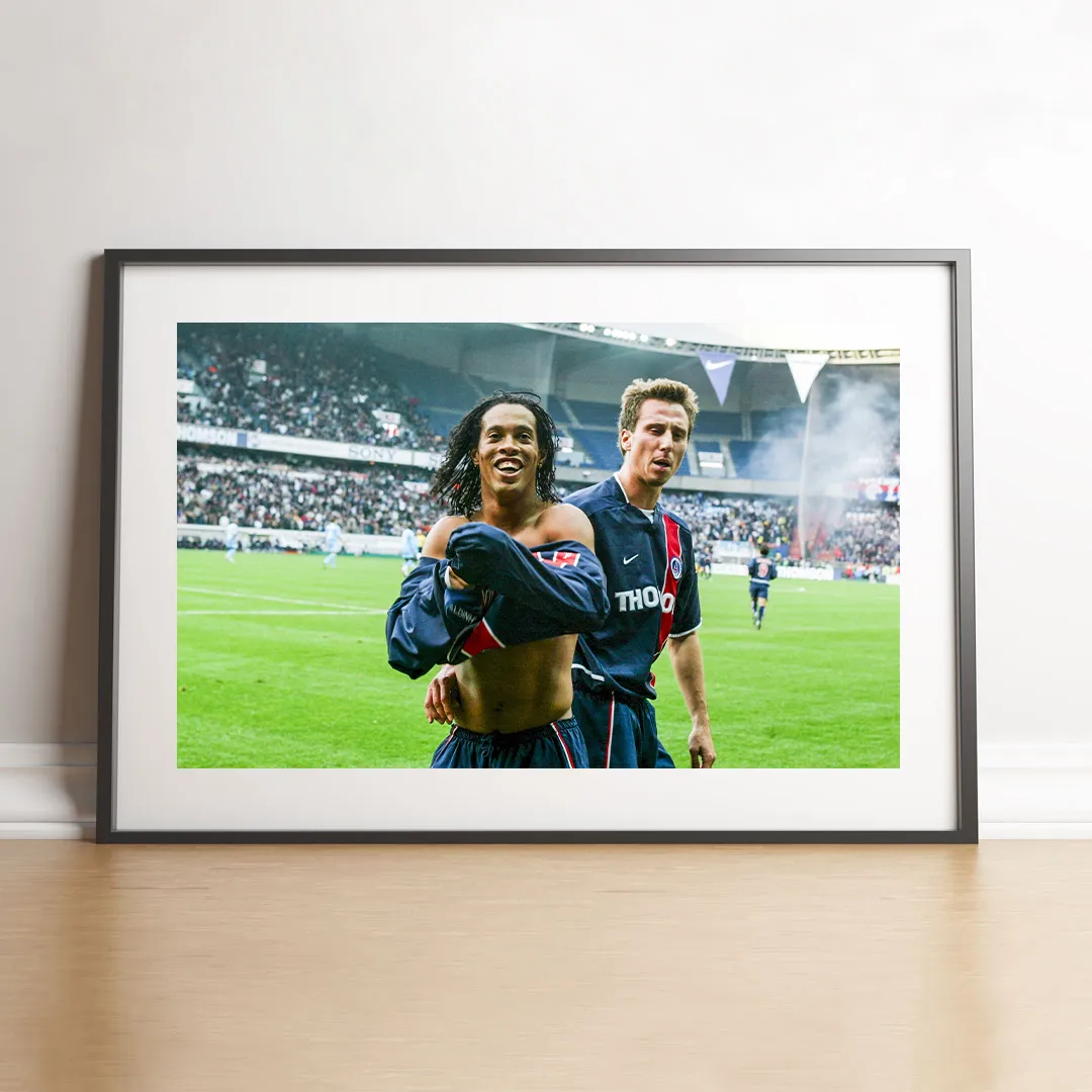 Ronaldinho fête son doublé contre l'OM, 2002