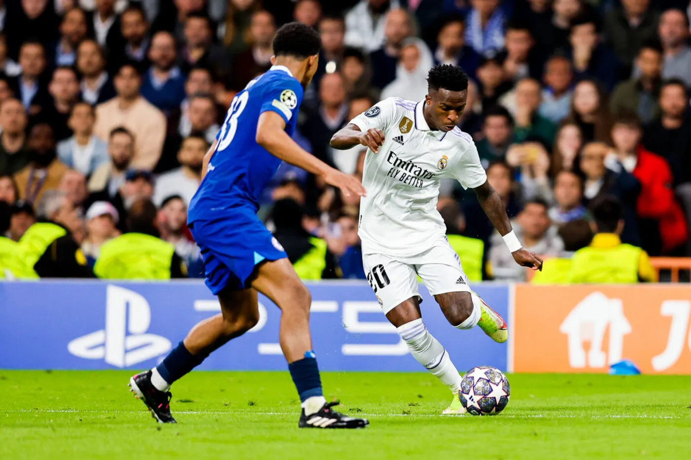 Madrid, Spanien, 12.04.2023: Wesley Fofana (Chelsea FC) und Vinicius Junior (Real Madrid) im Zweikampf waehrend des Hinrundenspiels im Viertelfinale der UEFA Champions League zwischen Real Madrid vs FC Chelsea, Real Madrid vs FC Chelsea im Santiago Bernabeu am 12. April 2023 in Madrid, Spanien. (Foto von Manuel Reino Berengui/DeFodi Images) Madrid, Spain, 12.04.2023: Wesley Fofana (Chelsea FC) und Vinicius Junior (Real Madrid) battle for the ball during the UEFA Champions League - Round-of-8 first leg match between Real Madrid vs Chelsea FC at Santiago Bernabeu on April 12, 2023 in Madrid, Spain. (Photo by Manuel Reino Berengui/DeFodi Images) - Photo by Icon sport