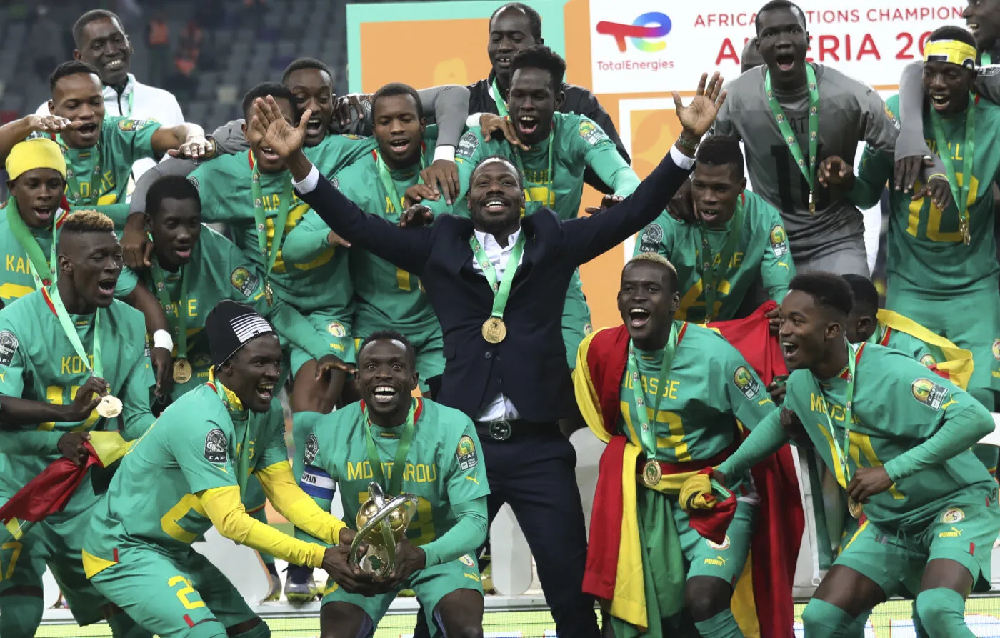 Elhadji Balde Moutarou and Pape Thiaw, coach of Senegal (c) celebrates victory with trophy during 2022 CAF African Nations Championship Final football match between Algeria and Senegal at the Nelson Mandela Stadium in Algiers, Algeria on 04 February 2023 ©Gavin Barker/Sports Inc - Photo by Icon sport