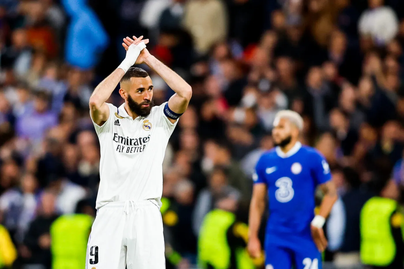 Madrid, Spanien, 12.04.2023: Karim Benzema (Real Madrid) gestikuliert waehrend des Hinrundenspiels im Viertelfinale der UEFA Champions League zwischen Real Madrid vs FC Chelsea, Real Madrid vs FC Chelsea im Santiago Bernabeu am 12. April 2023 in Madrid, Spanien. (Foto von Manuel Reino Berengui/DeFodi Images) Madrid, Spain, 12.04.2023: Karim Benzema (Real Madrid) gestures during the UEFA Champions League - Round-of-8 first leg match between Real Madrid vs Chelsea FC at Santiago Bernabeu on April 12, 2023 in Madrid, Spain. (Photo by Manuel Reino Berengui/DeFodi Images) - Photo by Icon sport