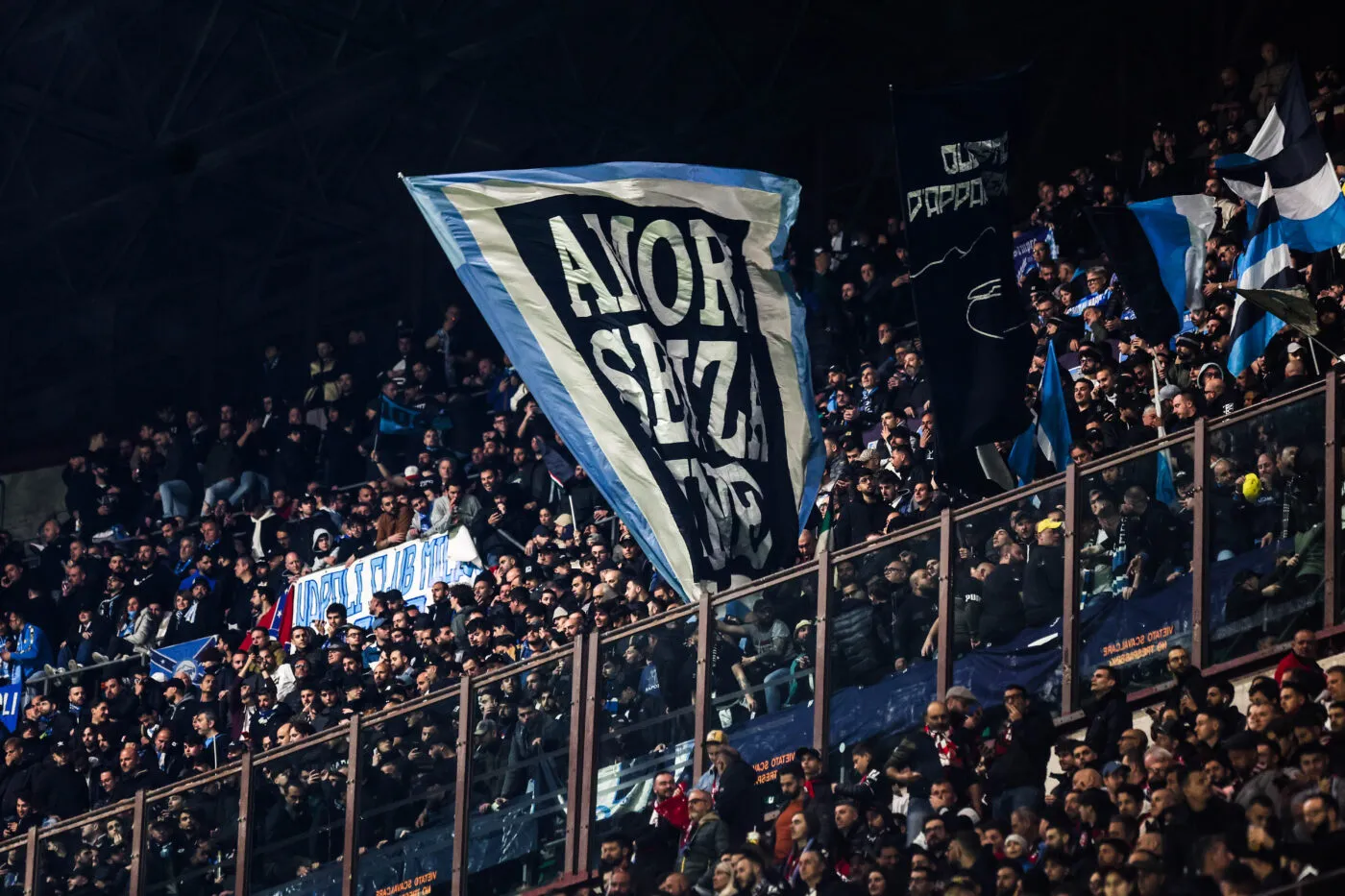 Quand les supporters du Napoli chantent devant l&rsquo;hôtel des joueurs du Milan