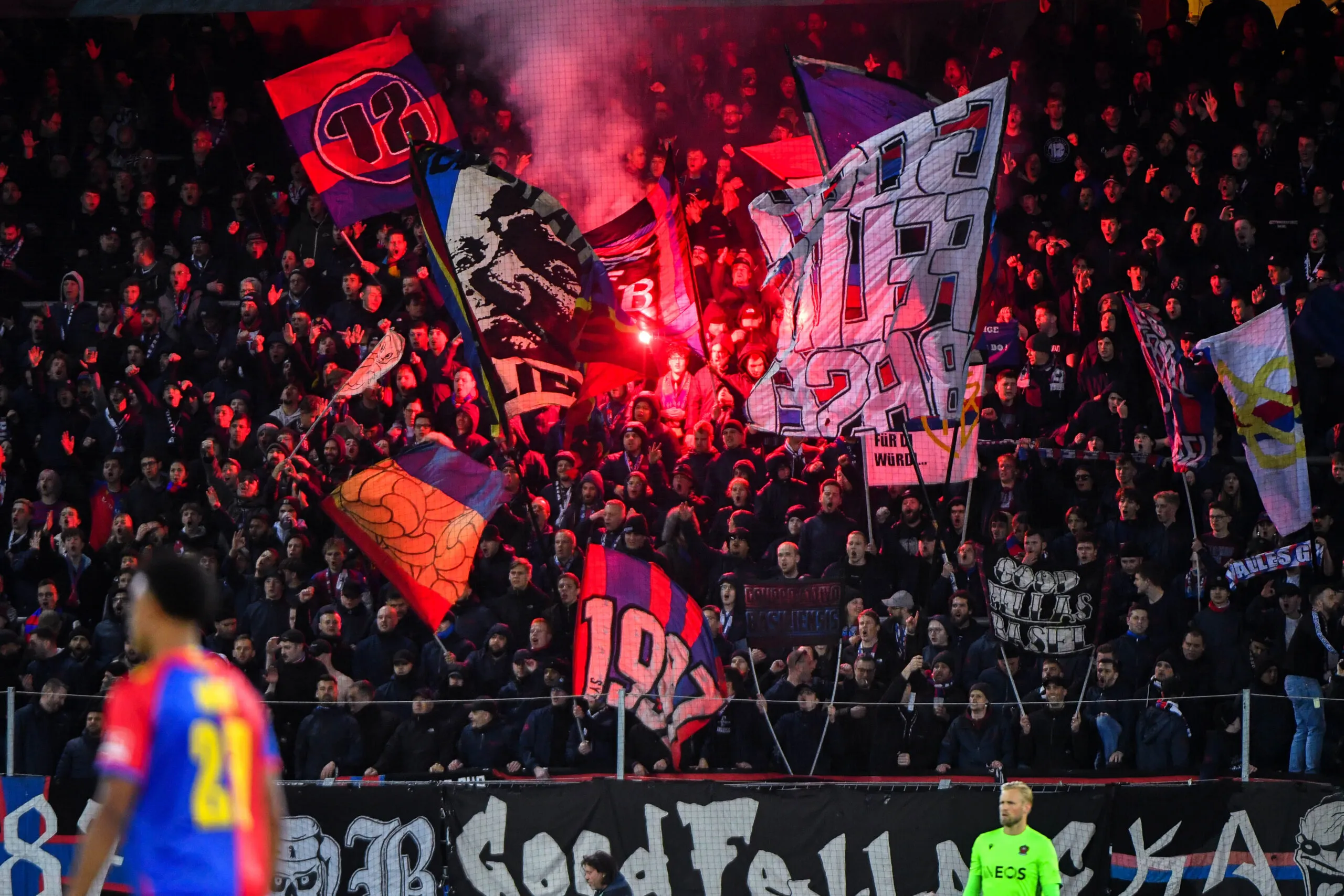 Les supporters du FC Bâle très encadrés avant le match face à Nice