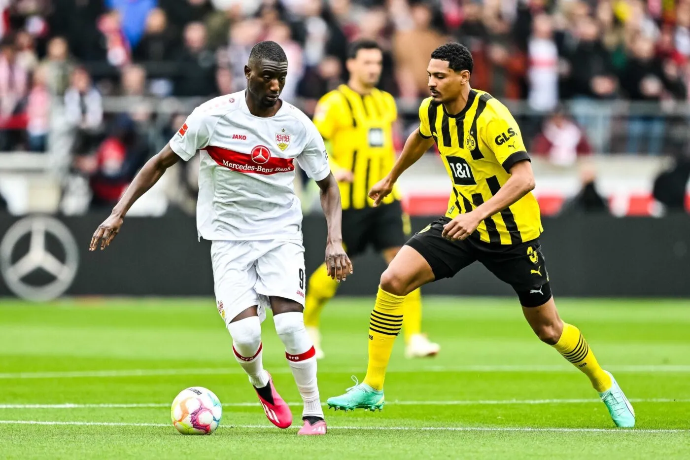 Stuttgart, Deutschland, 15.04.23: Serhou Guirassy (VfB Stuttgart) und Sebastien Haller (BV Borussia Dortmund) im Zweikampf waehrend des 1. Bundesliga Spiels zwischen dem VfB Stuttgart vs BV Borussia Dortmund in der Mercedes Benz Arena am 15. April 2023 in Stuttgart, Deutschland. (Foto von Harry Langer/DeFodi Images) Stuttgart, Germany, 15.04.23: Serhou Guirassy (VfB Stuttgart) und Sebastien Haller (BV Borussia Dortmund) battle for the ball during the 1. Bundesliga match between VfB Stuttgart vs BV Borussia Dortmund at Mercedes Benz Arena on April 15, 2023 in Stuttgart, Germany. (Photo by Harry Langer/DeFodi Images) DFB/DFL REGULATIONS PROHIBIT ANY USE OF PHOTOGRAPHS AS IMAGE SEQUENCES AND/OR QUASI-VIDEO. - Photo by Icon sport