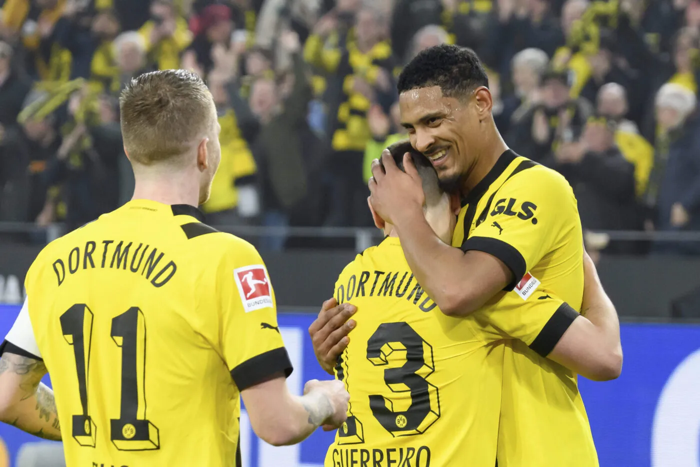 goal scorer Sebastien HALLER (right, DO) cheers with Raphael GUERREIRO (middle, DO) and Marco REUS (DO) about his goal to make it 2-0 for Borussia Dortmund Soccer 1st Bundesliga, 25th matchday, Borussia Dortmund (DO) - 1st FC Cologne (K) 6: 1, on March 18th, 2023 in Dortmund/ Germany. - Photo by Icon sport