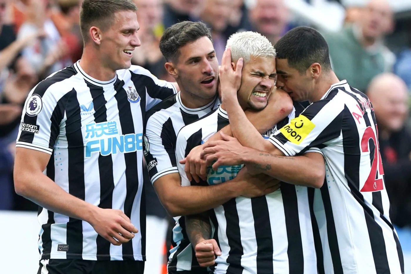 Newcastle United's Bruno Guimaraes (second right) celebrates scoring their side's third goal of the game with team-mates during the Premier League match at St James' Park, Newcastle upon Tyne. Picture date: Saturday October 8, 2022. - Photo by Icon sport