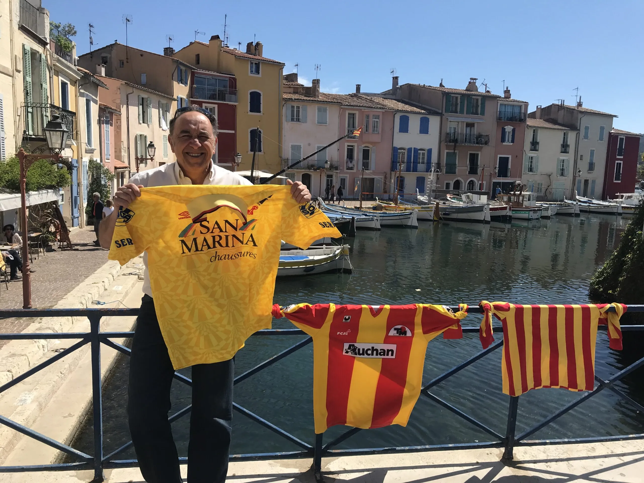 Thierry Arpadjian pose avec les maillots historiques de la première saison de D1, et celui porté par Benarbia lors de la montée en mai 1993.