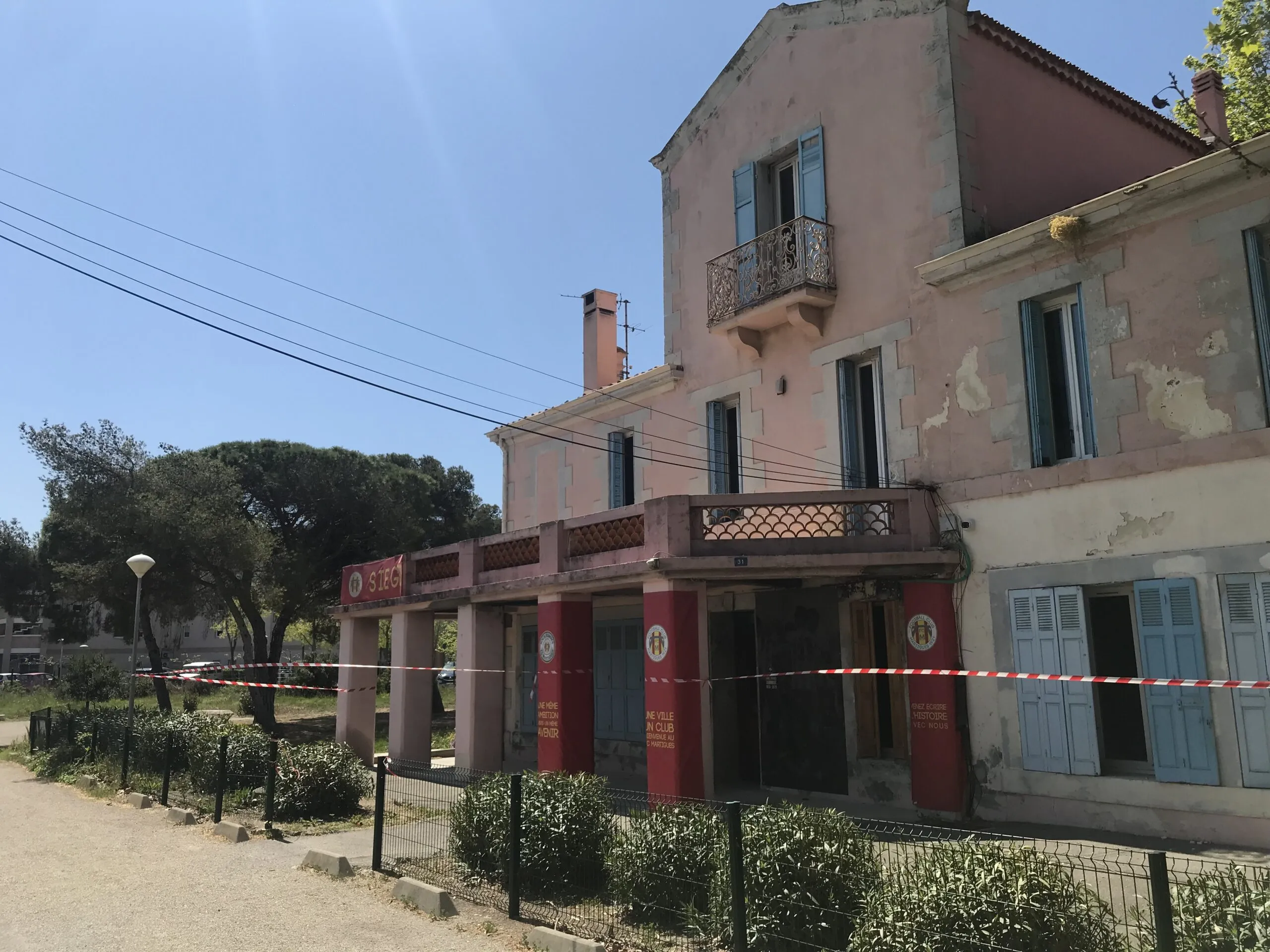 Le siège historique du FC Martigues, temporairement fermé après un nouvel incendie criminel.