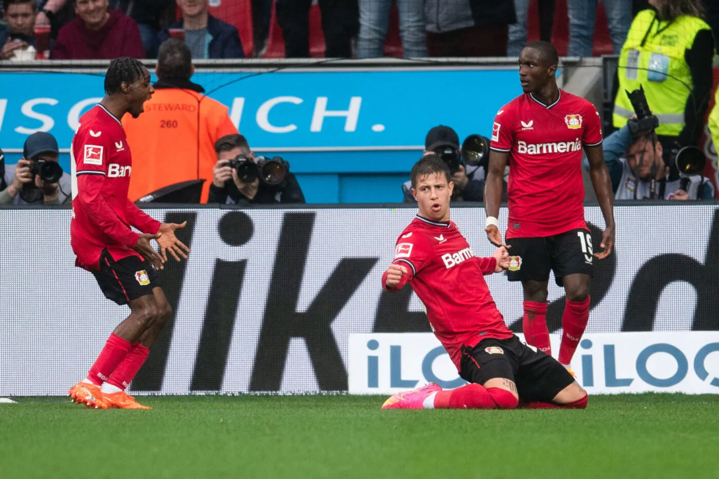 23 April 2023, North Rhine-Westphalia, Leverkusen: Soccer: Bundesliga, Bayer Leverkusen - RB Leipzig, Matchday 29, BayArena. Leverkusen's goal scorer Adam Hlozek (center), Jeremie Frimpong (left) and Moussa Diaby celebrate after scoring for the 1:0 lead. Photo: Marius Becker/dpa - IMPORTANT NOTE: In accordance with the requirements of the DFL Deutsche Fu - Photo by Icon sport