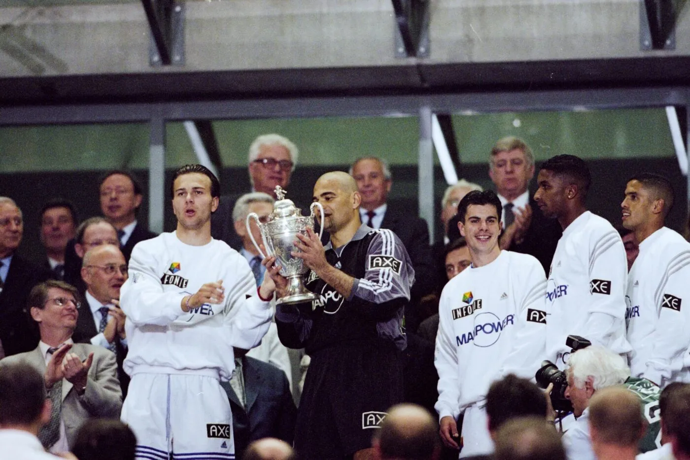 Danijel Ljuboja, Jose Luis Chilavert, Pascal Johansen and Habib Beye of Strasbourg left the trophy during the French Cup Final match between RC Strasbourg and Amiens SC, at Stade de France, Paris, France on May 26th 2001 ( Photo by Eric Renard / Onze / Icon Sport )