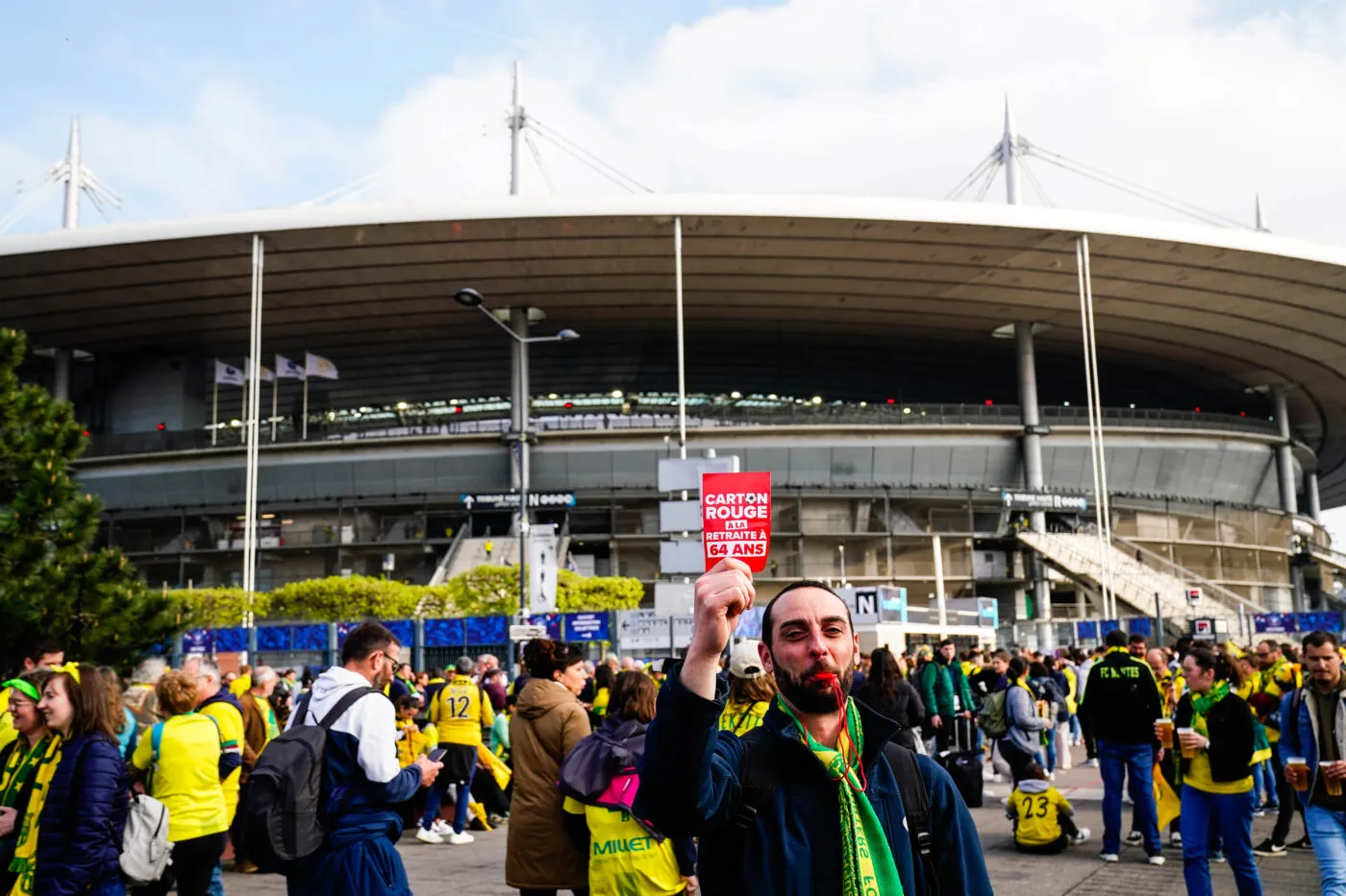 Les cartons rouges finalement confisqués à l&rsquo;entrée du Stade de France