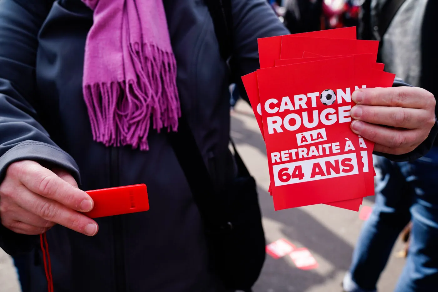 Des cartons rouges, mais pas d'exclusion pour Emmanuel Macron