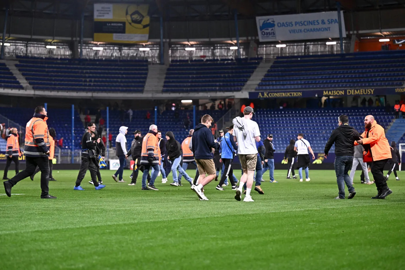 Des supporters envahissent le terrain lors de Sochaux-Dijon