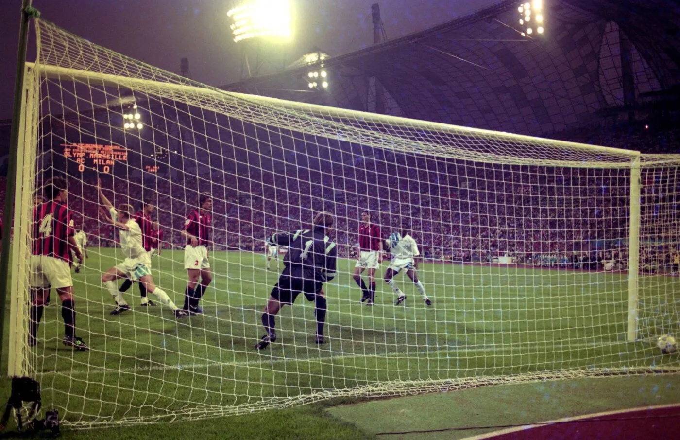 « Boli dans l’axe, Desailly au second poteau… Et but ! But de Boli ! »