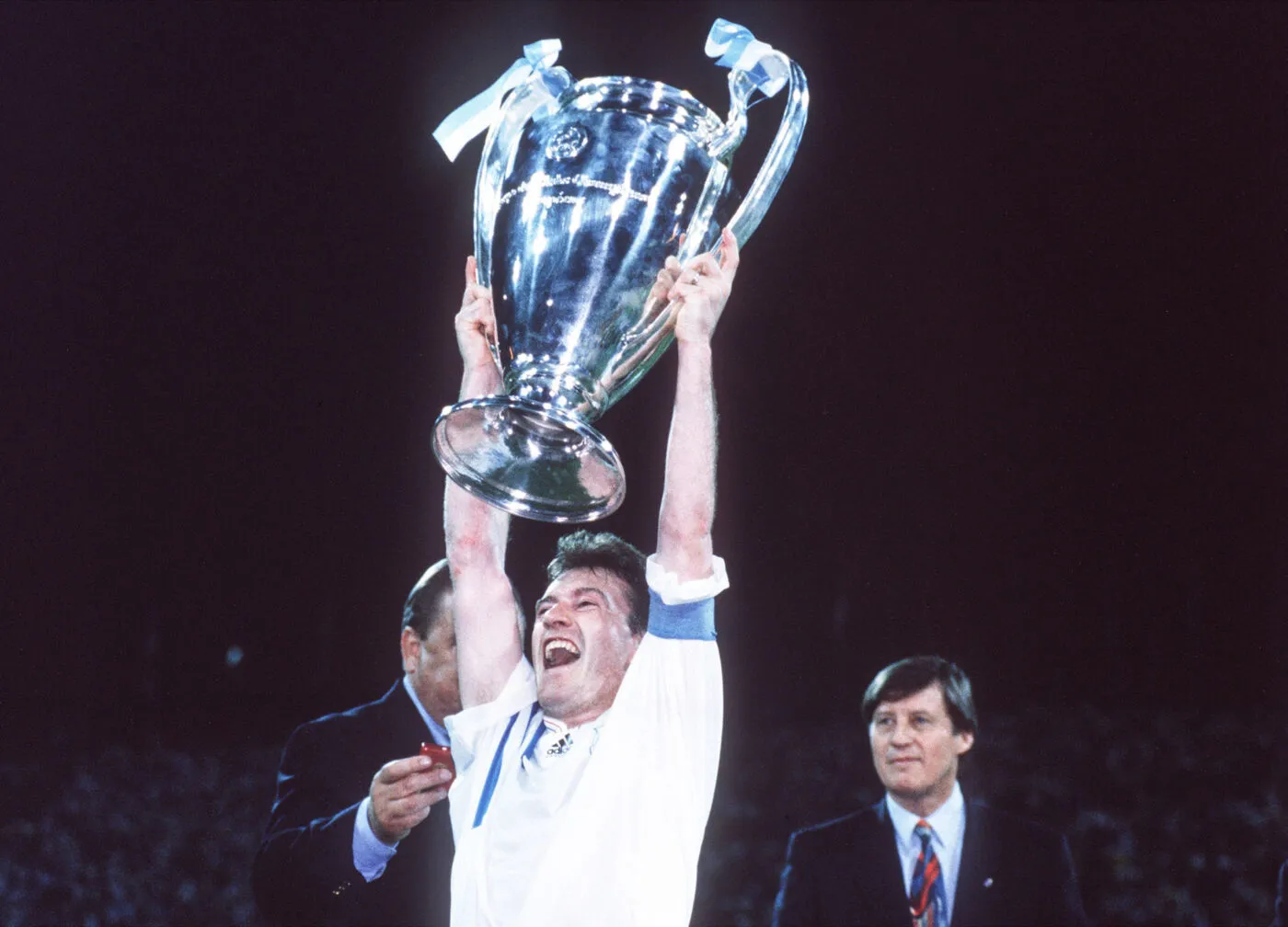 Fussball Champions League Finale Olympique Marseille - AC Mailand 1:0, Jubel Kapitaen Didier DESCHAMPS mit Pokal, 26.05.1993. | usage worldwide 