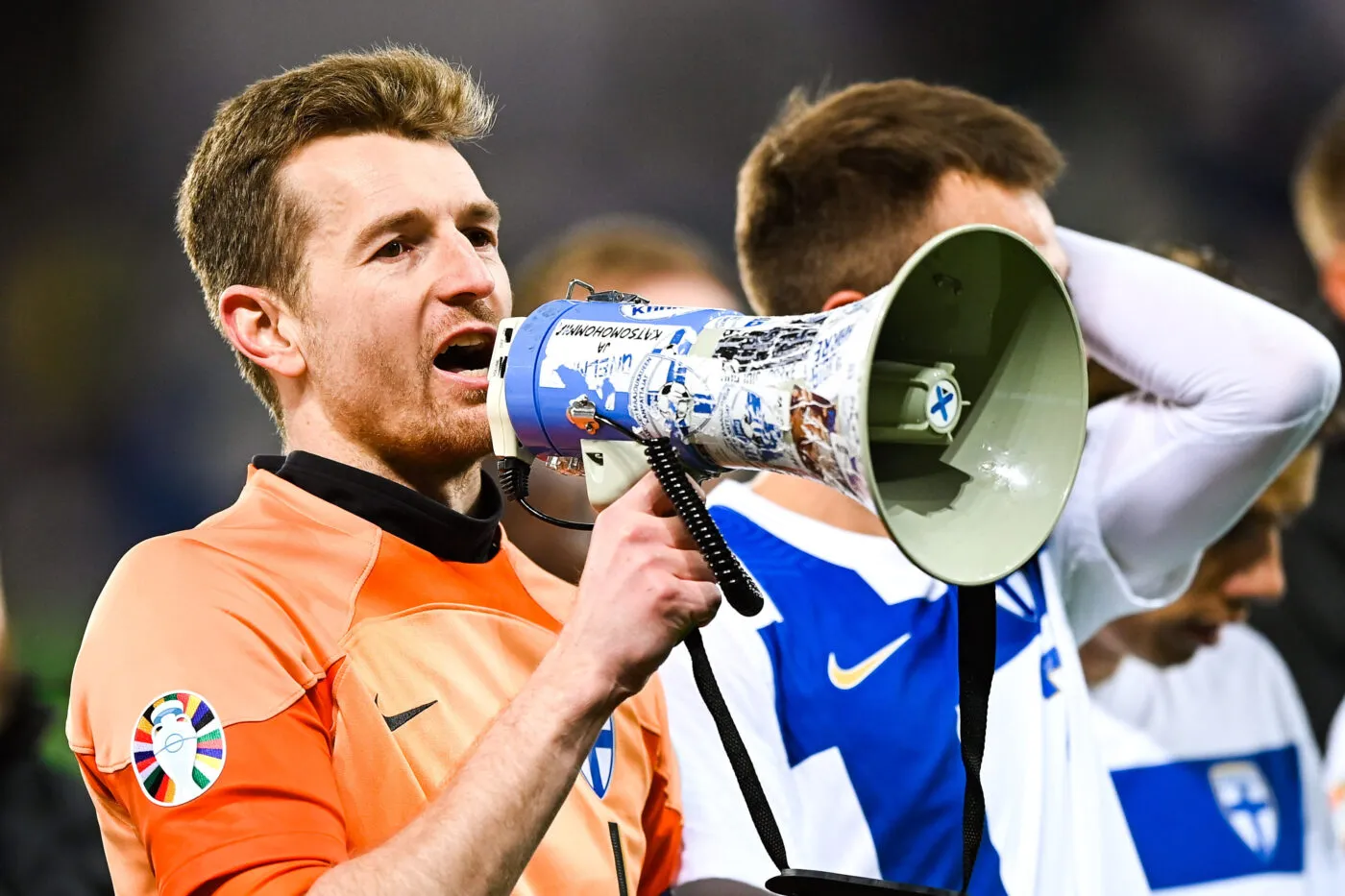 En Finlande, un enfant interrompt un match en entrant sur la pelouse avec son tricycle