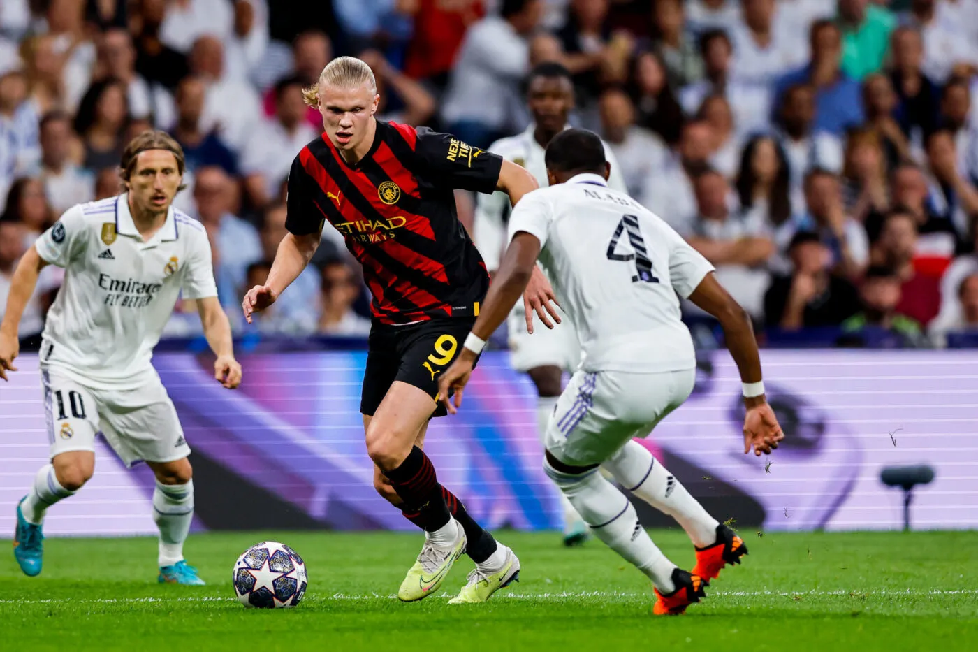 Madrid, Spanien, 09.05.2023: Erling Haaland (Manchester City) und David Alaba (Real Madrid) im Kampf um den Ball waehrend des Hinrundenspiels im Halbfinale der UEFA Champions League zwischen Real Madrid vs Manchester City im Santiago Bernabeu am 09. May 2023 in Madrid, Spanien. (Foto von Manuel Reino Berengui/DeFodi Images) Madrid, Spain, 09.05.2023: Erling Haaland (Manchester City) und David Alaba (Real Madrid) battle for the ball during the UEFA Champions League - semi-final first leg match between Real Madrid vs Manchester City at Santiago Bernabeu on May 9, 2023 in Madrid, Spain. (Photo by Manuel Reino Berengui/DeFodi Images) - Photo by Icon sport