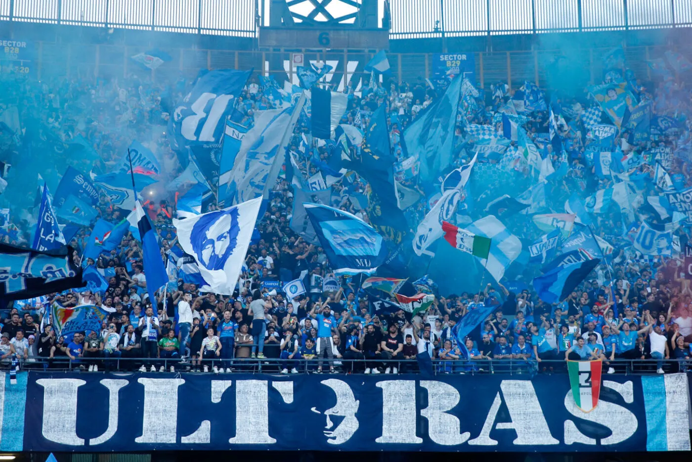 Un supporter de Naples dessine le blason du club avec un avion