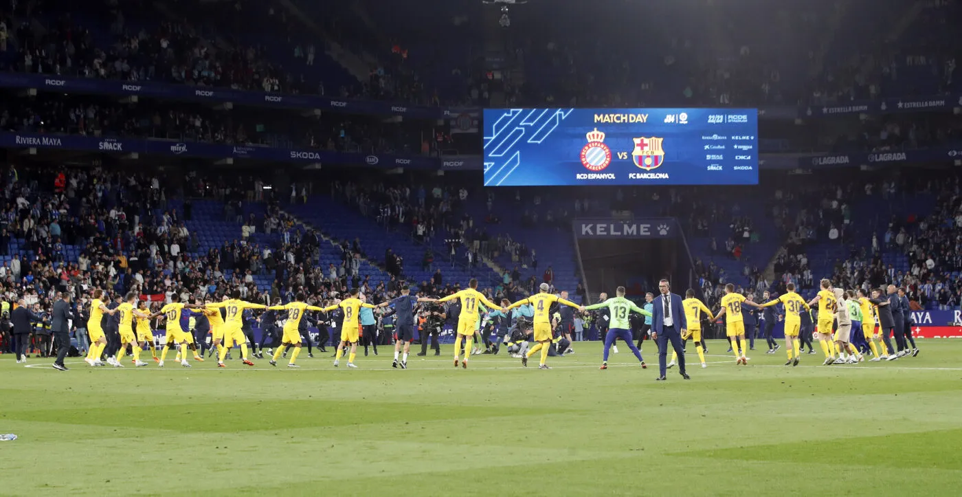 Les supporters de l’Espanyol envahissent le terrain après la victoire du Barça